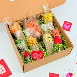 Podarochnij nabor snekov na 14 fevralya. Boks s orehami i zakuskami. Pivnoj nabor