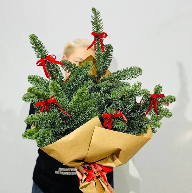 Pishnij buket iz vetok datskoj eli nobilis, standart