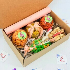 Подарок на 8 марта. Подарочный набор снеков орехов. Бокс с бокалом и закусками