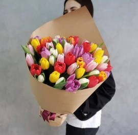 51 разноцветный тюльпан в крафт упаковке. Букет тюльпанов на 8 марта