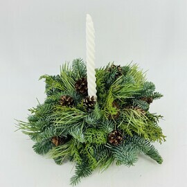 Novogodnyaya svecha. Kompozitciya iz natural_noj hvoi nobilis. Novogodnij dekor