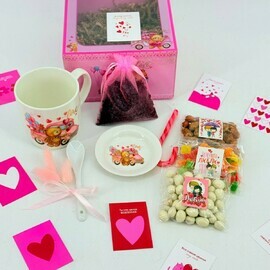 Podarochnij nabor keramicheskaya kruzhka, elitnij chaj i sladosti