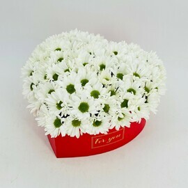 Serdtce s belimi romashkovimi hrizantemami. Buket hrizantem