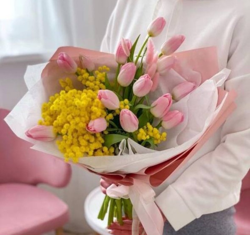 Rozovie tyul_pani s vetochkami mimozi. Buket na 8 marta, standart