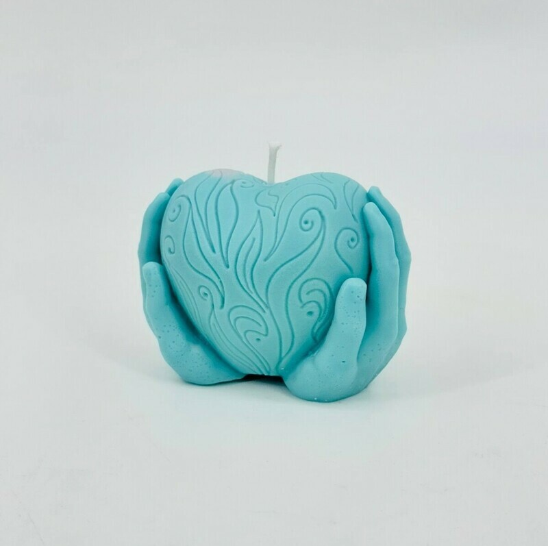 Интерьерная свеча ручной работы "Сердце в руках". Подарок для девушки, стандартный