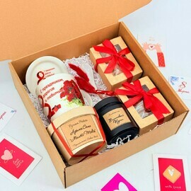 Подарочный набор на 8 марта. Элитный чай, орехи в шоколаде, арома саше мелтс, кружка с блюдцем 