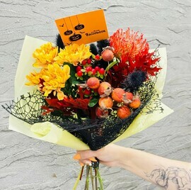 Osennij buket na Hellouin iz tcvetov hrizantema, giperikum, eringium, list_ev klyona guerk, lejko