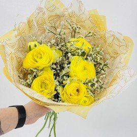 Букет из 5 жёлтых ранункулюсов с веточками лимониума