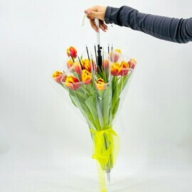 Дизайнерский букет тюльпанов в зонтике на 8 марта. Тренд как Pinterest