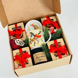 Podarochnij nabor na novij god. Novogodnyaya kruzhka, elitnij chaj, orehi. Novogodnij boks