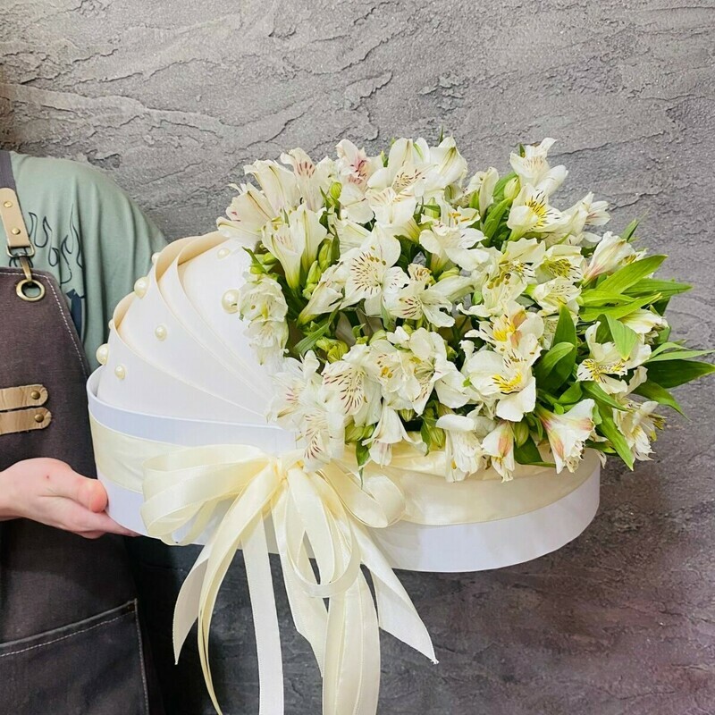 Колыбель люлька с цветами на выписку из роддома. Букет на рождение малыша, стандартный