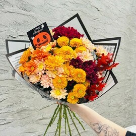 Osennij tematicheskij buket iz hrizantem na Hellouin. TCveti na Hellouin