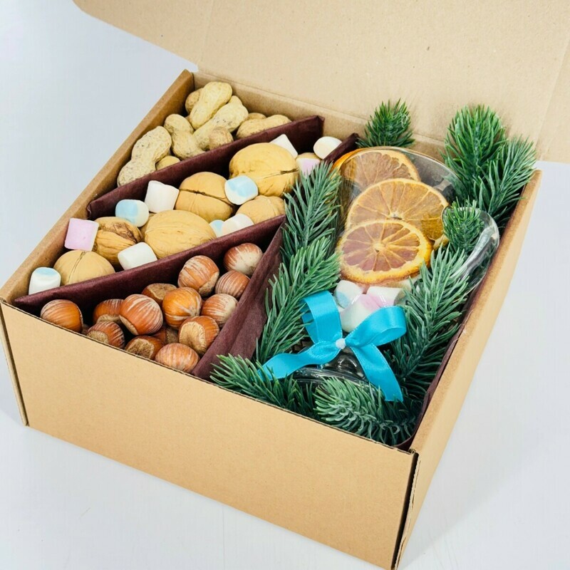 Podarochnij nabor, nasipnoj boks s orehami i spetciyami dlya prigotovleniya glintvejna, standart