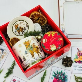 Подарочный набор на новый год. Новогодняя кружка, ароматическая свеча в жестяной банке