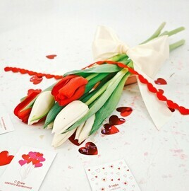 Букет из 7 красных и белых тюльпанов на 8 марта для мамы, коллеги