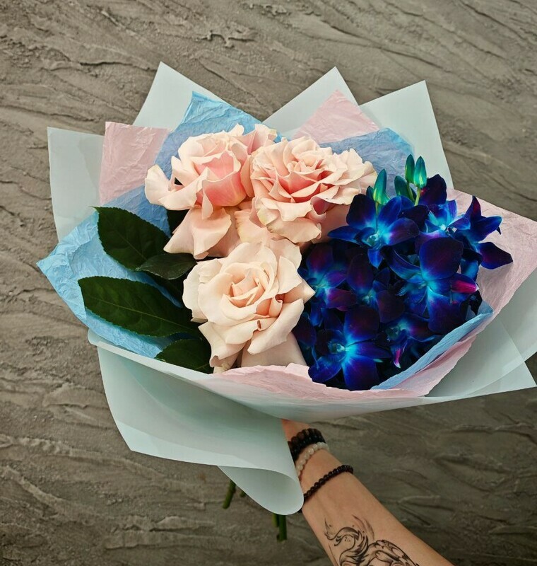 Buket iz rozovih frantcuzskih roz i sinih orhidej dendrobium. TCveti rozi i orhidei, standart