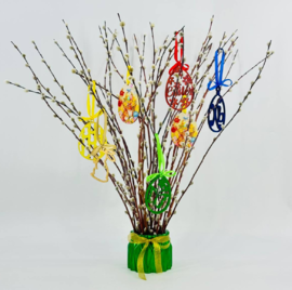 Pashal_naya kompozitciya iz natural_noj verbi krasnotalka v vaze iz gipsa ruchnoj raboti