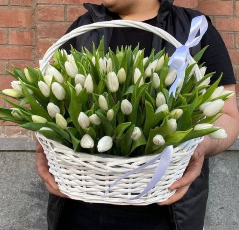 101 белый тюльпан в корзине, стандартный