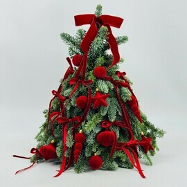 Novogodnyaya dizajnerskaya yolochka 50 sm s krasnimi barhatnimi bantikami i igrushkami