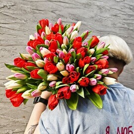 Большой букет из 87 тюльпанов микс. Цветы тюльпаны на 8 марта