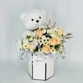 Miks buket s myagkoj igrushkoj medvezhonok. TCveti roza, hrizantema santini, limonium, samshit