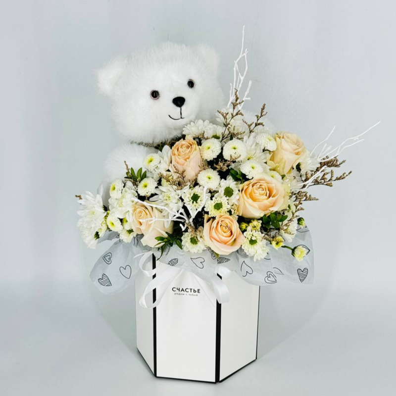 Микс букет с мягкой игрушкой медвежонок. Цветы роза, хризантема сантини, лимониум, самшит, стандартный