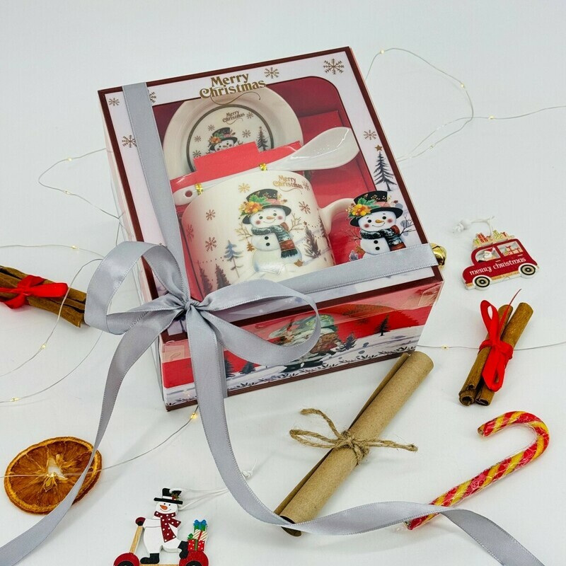 Podarochnij novogodnij boks kruzhka, lozhka i blyudtce. Podarok na novij god. Novogodnyaya kruzhka, standart