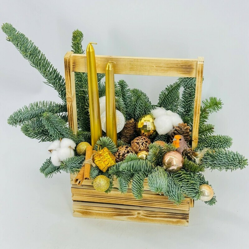 Новогодняя композиция в деревянном ящике со свечами и веточками натуральной датской ели нобилис, стандартный