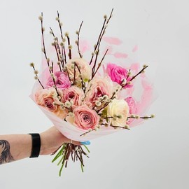 Nezhnie ranunkulyusi s vetochkami verbi. Buket lyutikov. ZHivie tcveti. Pashal_nij buket