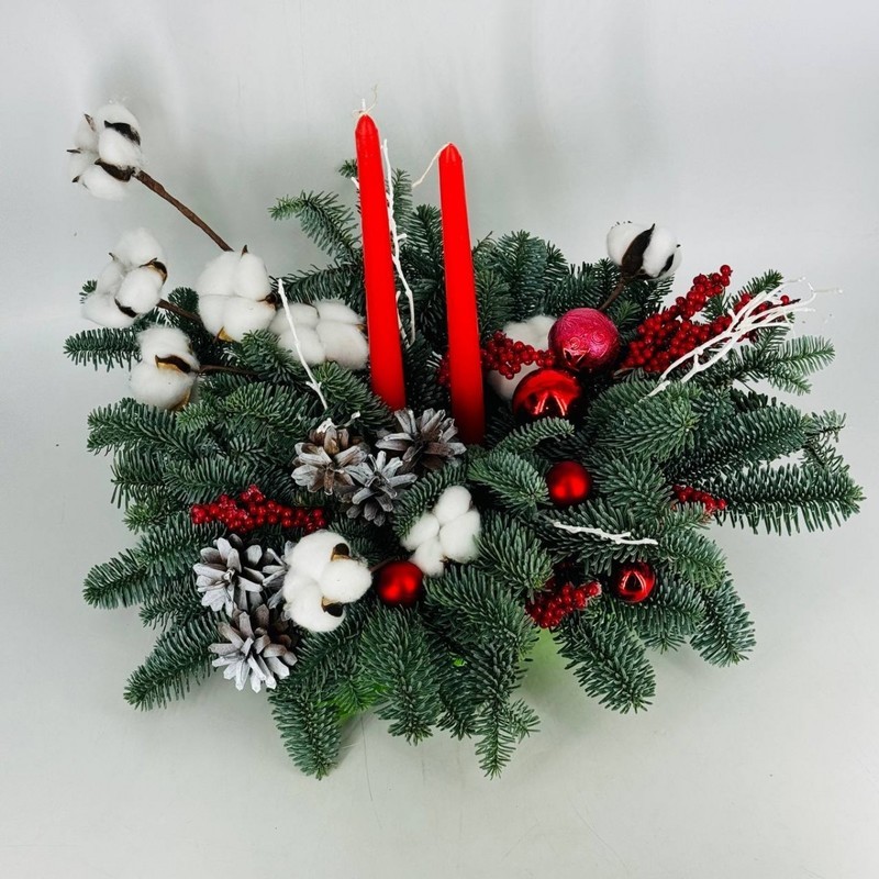 Новогодняя настольная композиция из датской ели нобилис со свечами, стандартный