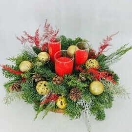 Rozhdestvenskaya kompozitciya na stol iz natural_noj hvoi nobilis s nasipnimi svechami
