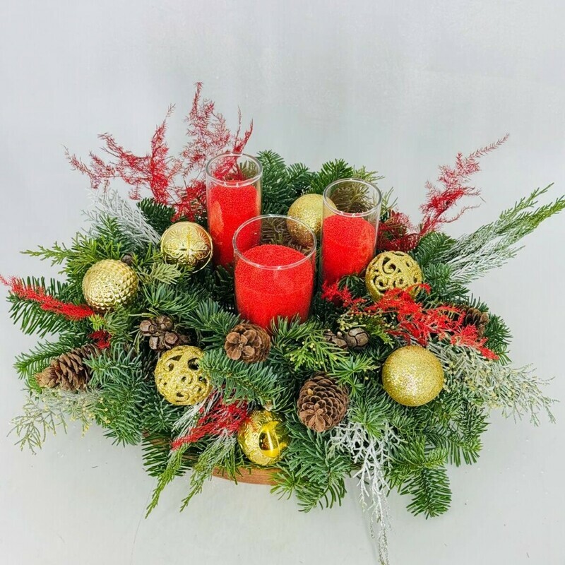 Рождественская композиция на стол из натуральной хвои нобилис с насыпными свечами, стандартный