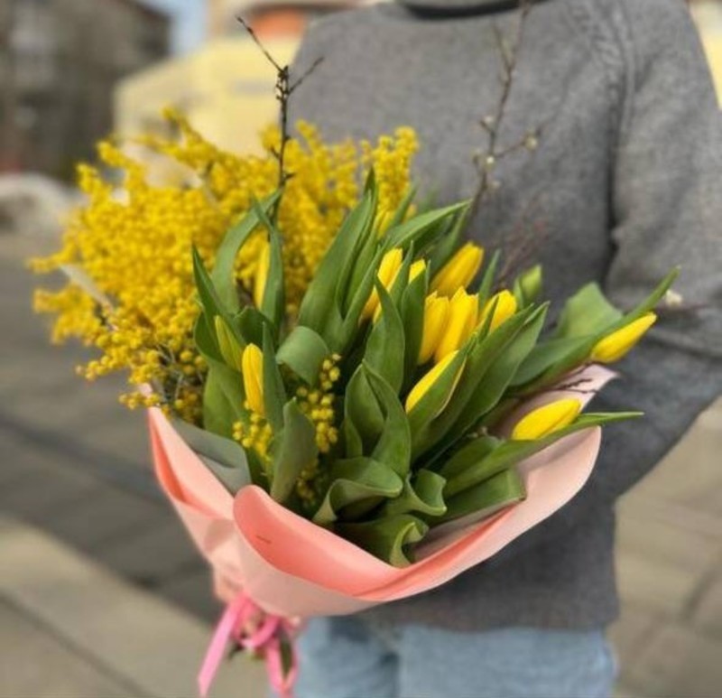 ZHeltie tyul_pani i mimoza. Buket na 8 marta, standart