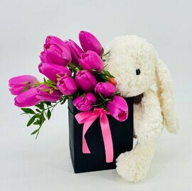 Buket iz 15 rozovih tyul_panov s vetochkami samshit i myagkoj igrushkoj plyushevij zajchik krolik 30 sm