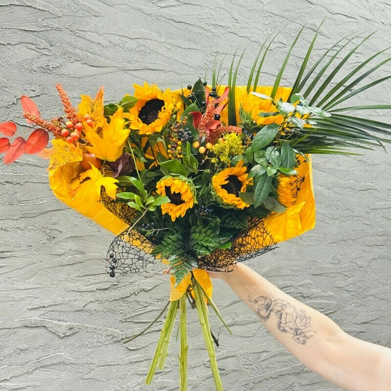 Osennij buket s podsolnuhami, klenovimi list_yami, buzinoj i chyornimi yagodami. Podarok na Hellouin, standart