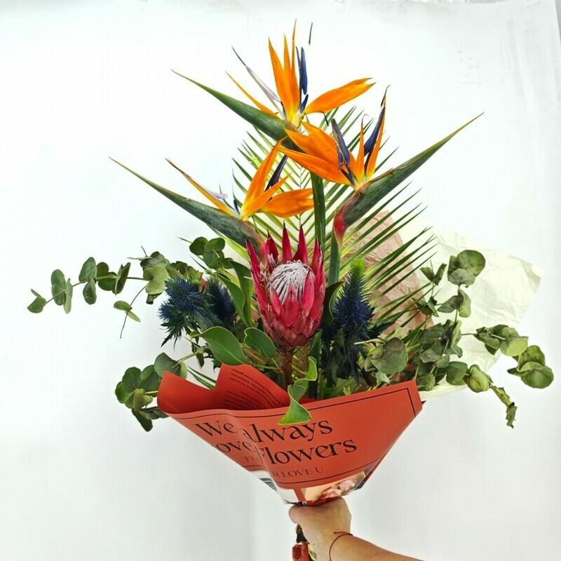 Букет из экзотических цветов протея, стрелиция, эрингиум с зеленью робелини и эвкалипта, стандартный