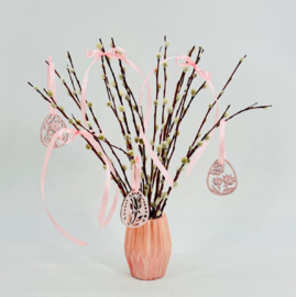 Buket iz zhivoj verbi krasnotalka 30 sm v vaze iz gipsa ruchnoj raboti. Pashal_nij buket kompozitciya