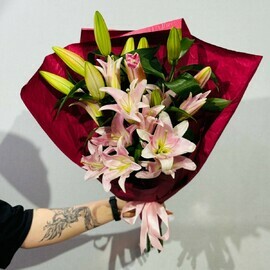 Buket iz 5 aromatnih rozovih lilij v dizajnerskoj upakovke