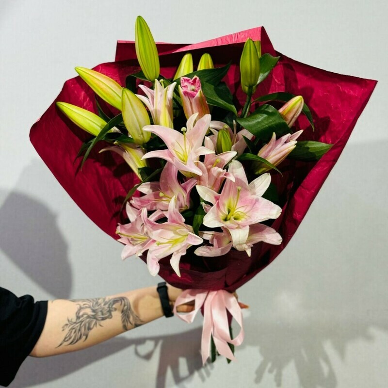 Букет из 5 ароматных розовых лилий в дизайнерской упаковке, стандартный