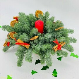 Nastol_naya kompozitciya iz iskusstvennogo nobilisa so svechoj. Novogodnij dekor