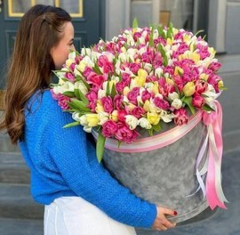 Большой букет в коробке из 201 разноцветного тюльпана