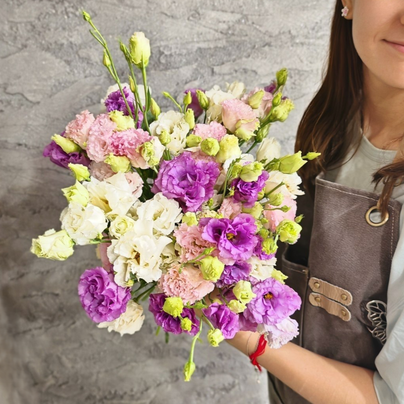 Buket iz 31 eustomi. TCveti eustoma, standart