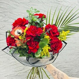 Яркий букет на Хеллоуин из красных французских роз, с ягодами бузины, чёрными ягодами и зеленью. 