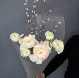 Нежные ранункулюсы с веточками живой вербы. Букет ранункулюсов