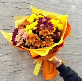 Яркий букет из 11 хризантем микс. Цветы хризантемы