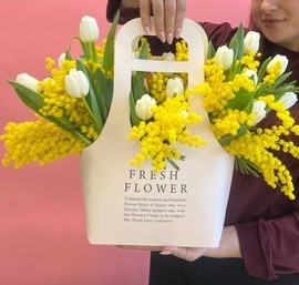 Букет мимозы с тюльпанами в сумочке