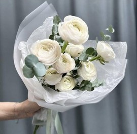 Букет нежных белых ранункулюсов с веточками эвкалипта