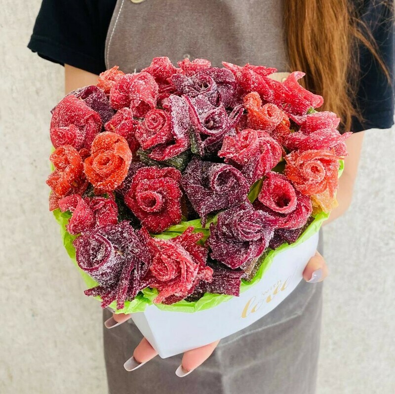 Букет сердце из мармеладных роз. Мармеладные розы в коробке сердце. Вкусные цветы, стандартный