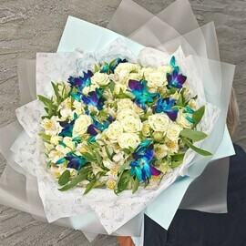 Elegantnij buket iz sinih orhidej dendrobium, kustovih roz i al_stromerij