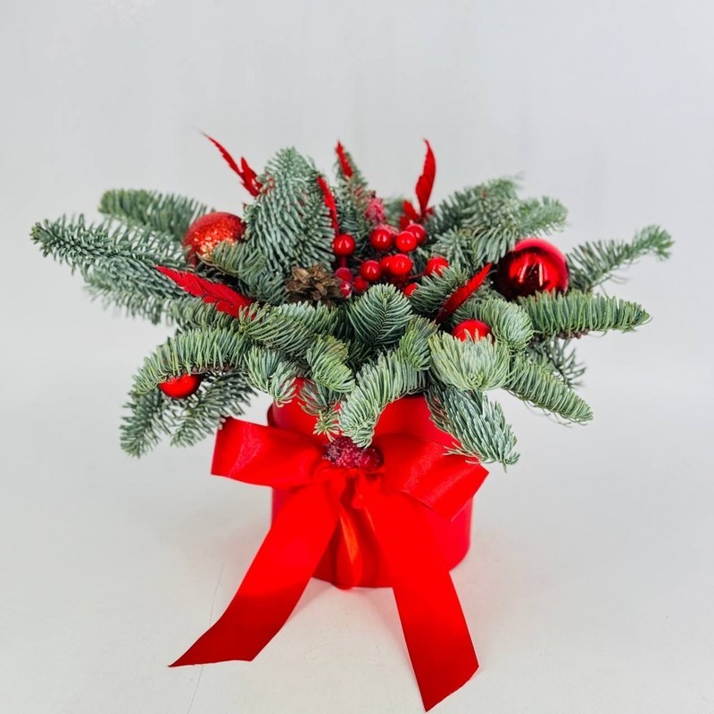 Buket iz natural_nogo nobilisa v shlyapnoj korobke, standart